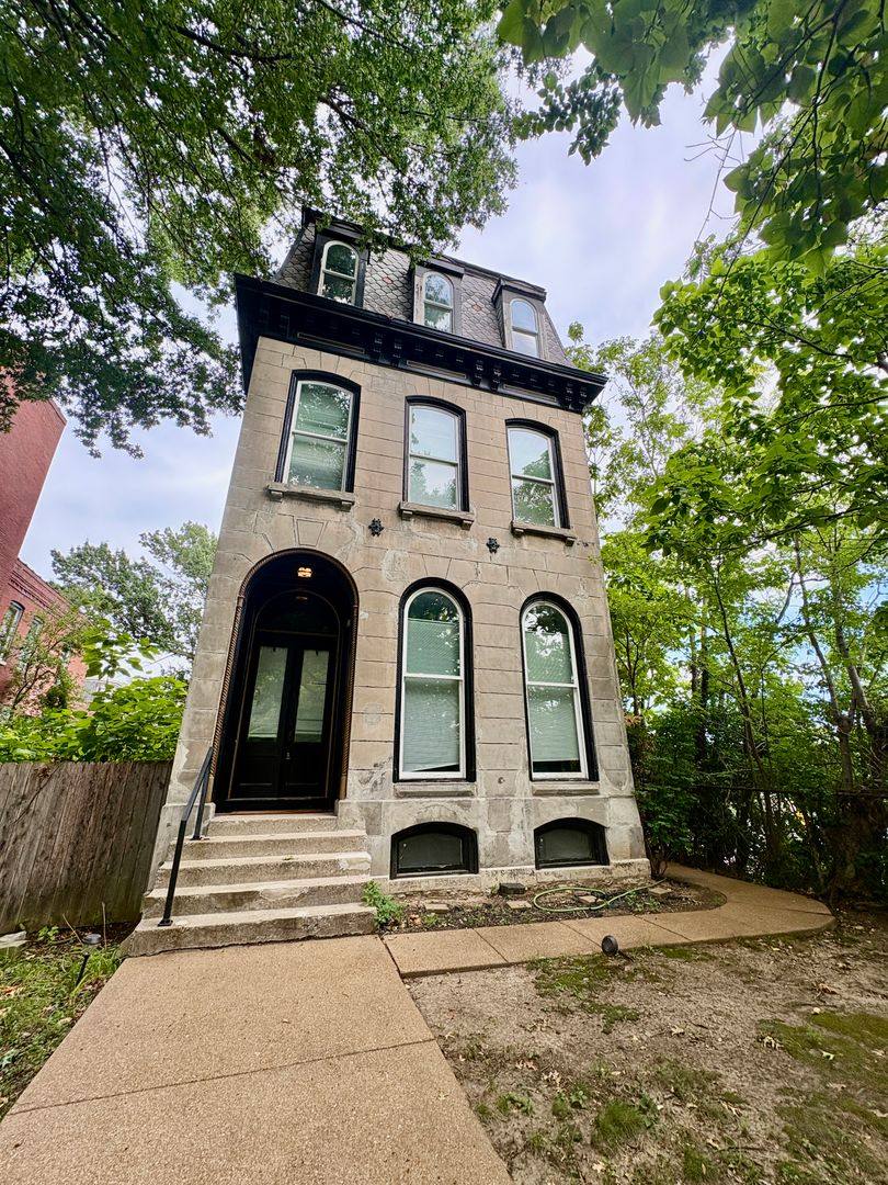Townhouse for rent at 1736 Nicholson Place, St. Louis, MO 63104