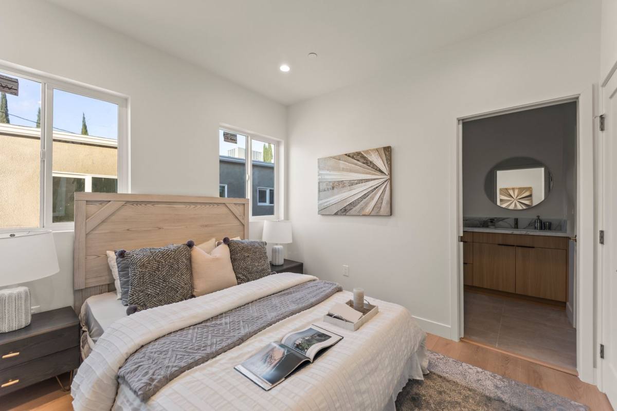 Townhouse for rent at 19025 Bassett St, Reseda, CA 91335