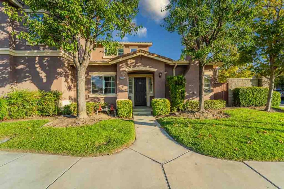 Townhouse for rent at 39753 Princeton Way, Murrieta, CA 92563