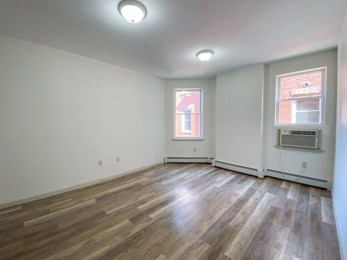 Apartment for rent at 698-700 Broad St, Hartford, CT 06106