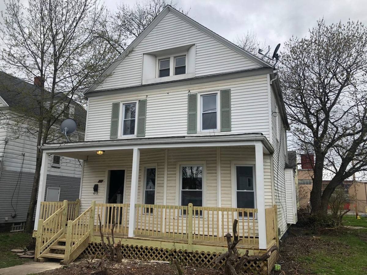 House for rent at 166 8th St NW, Barberton, OH 44203