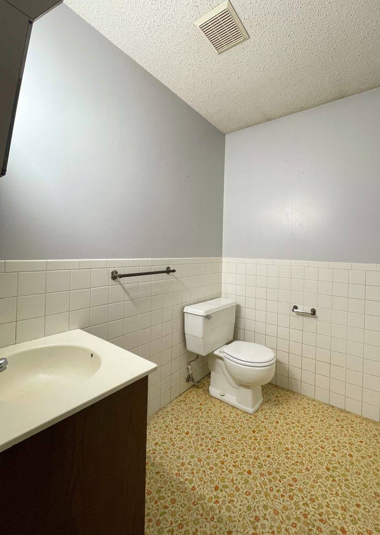 Apartment for rent at 110 E 5th Ave, Hutchinson, KS 67501