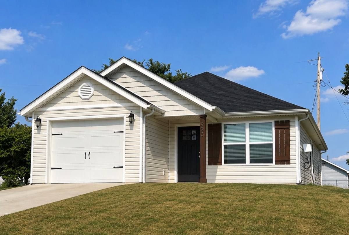 House for rent at 1923 Illinois Ave, Joplin, MO 64804