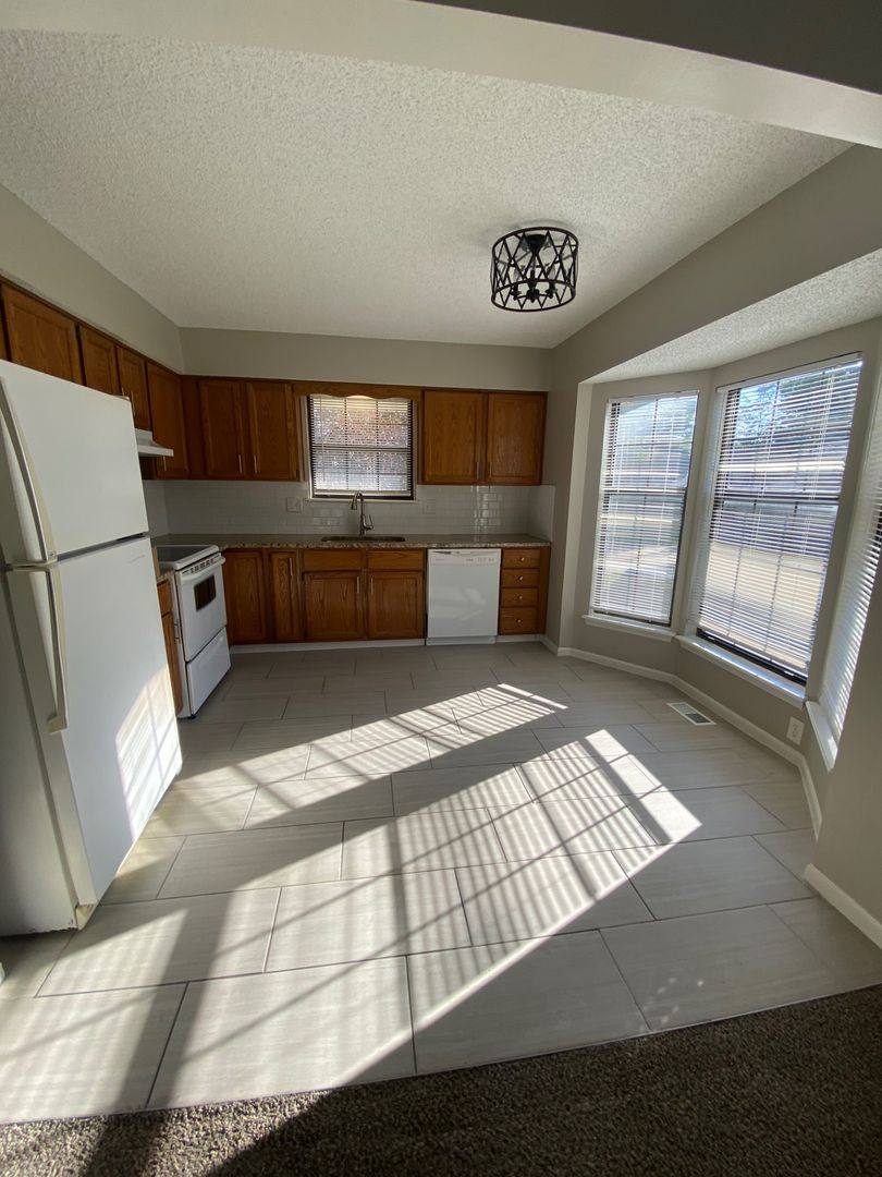 House for rent at 408 NE Ash Court, Lee's Summit, MO 64063