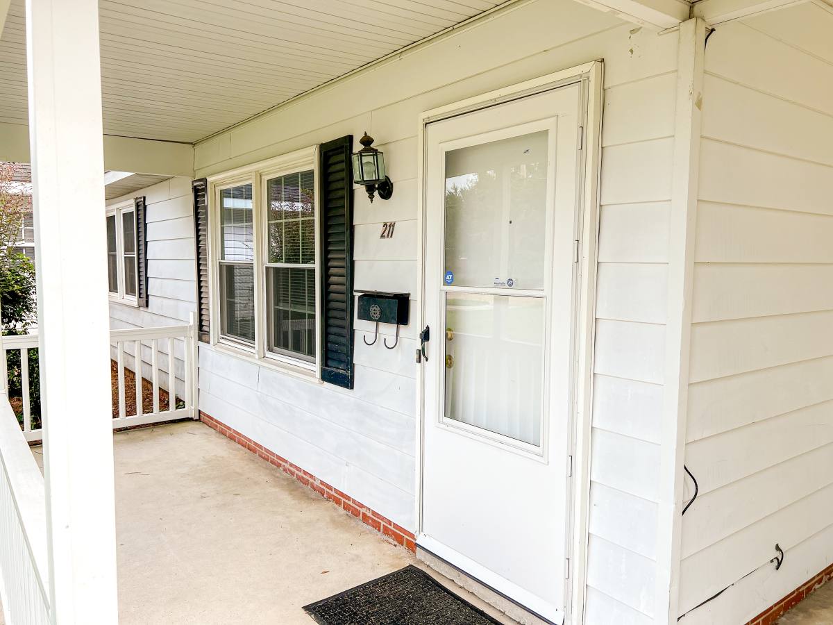 211 W 17th St, Lumberton, NC 28358 - Townhouse for Rent - Image 2