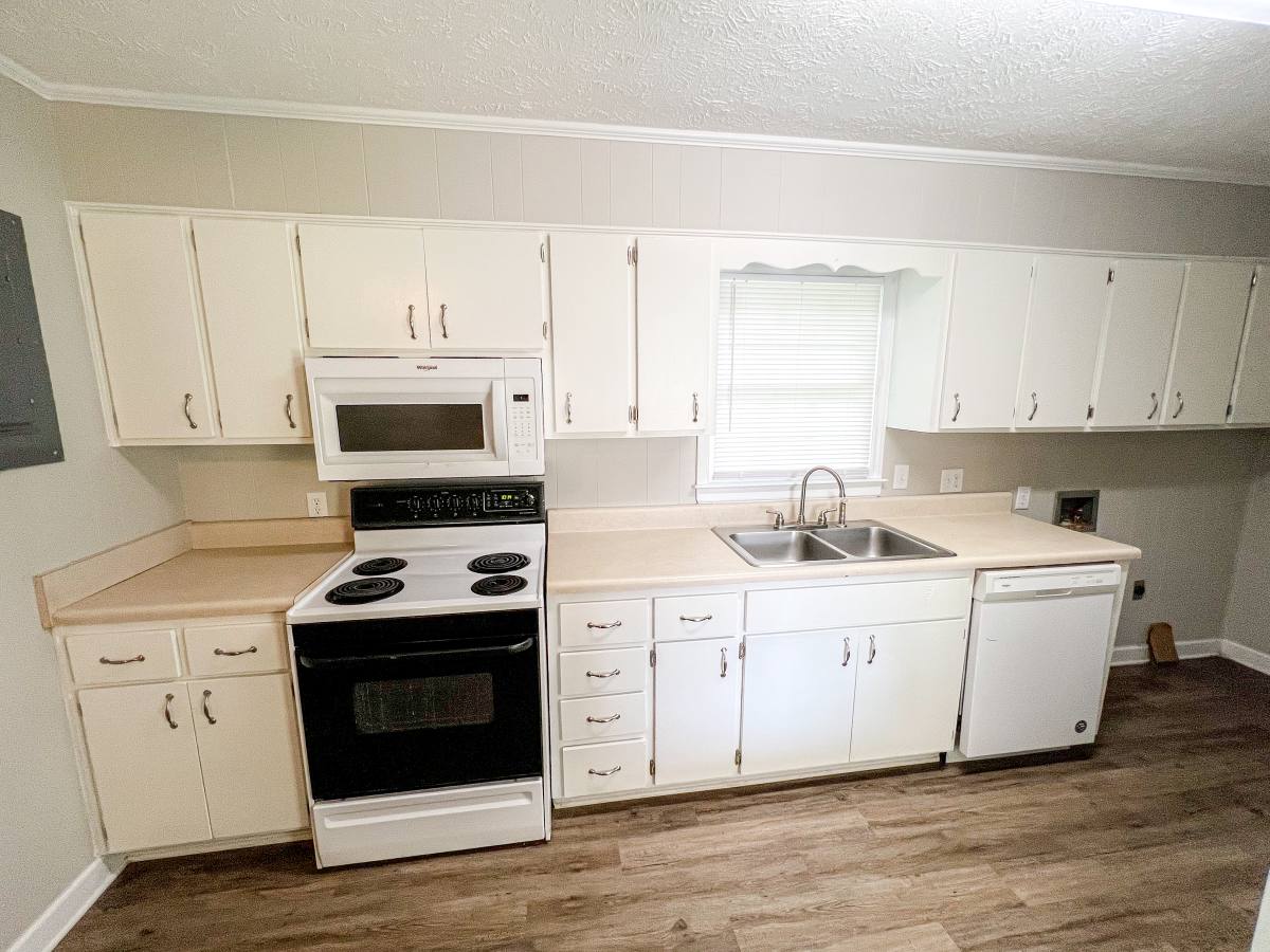211 W 17th St, Lumberton, NC 28358 - Townhouse for Rent - Image 5