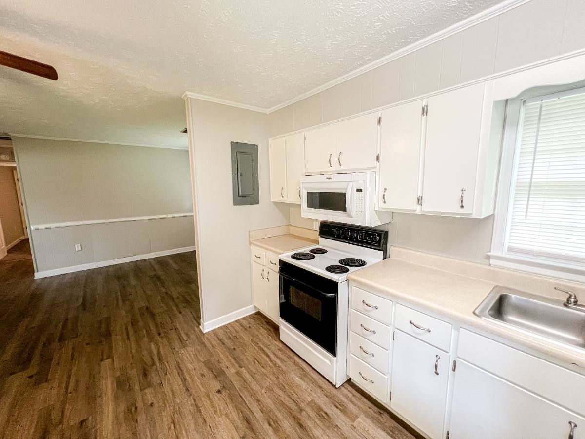 211 W 17th St, Lumberton, NC 28358 - Townhouse for Rent - Image 3