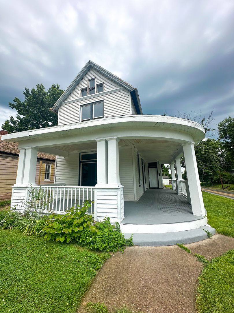 Apartment for rent at 1141 Chestnut St, Quincy, IL 62301