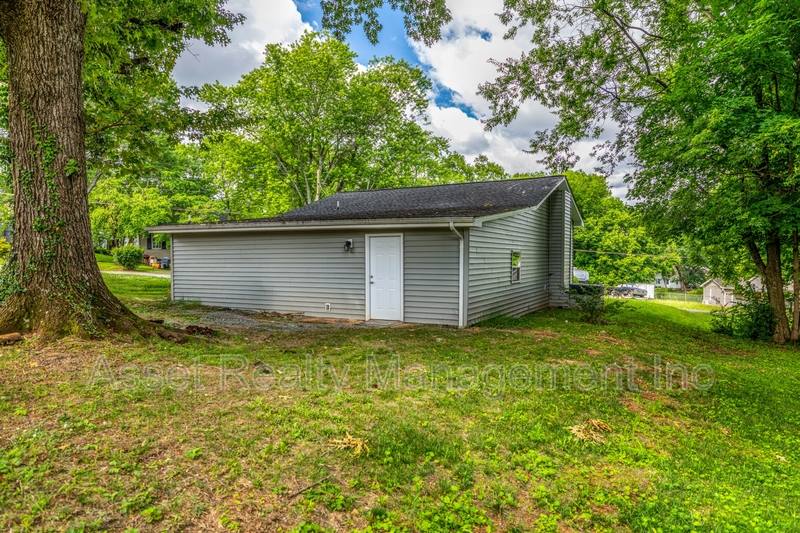 Apartment for rent at 2208 Sanderson Rd #101, Knoxville, TN 37921