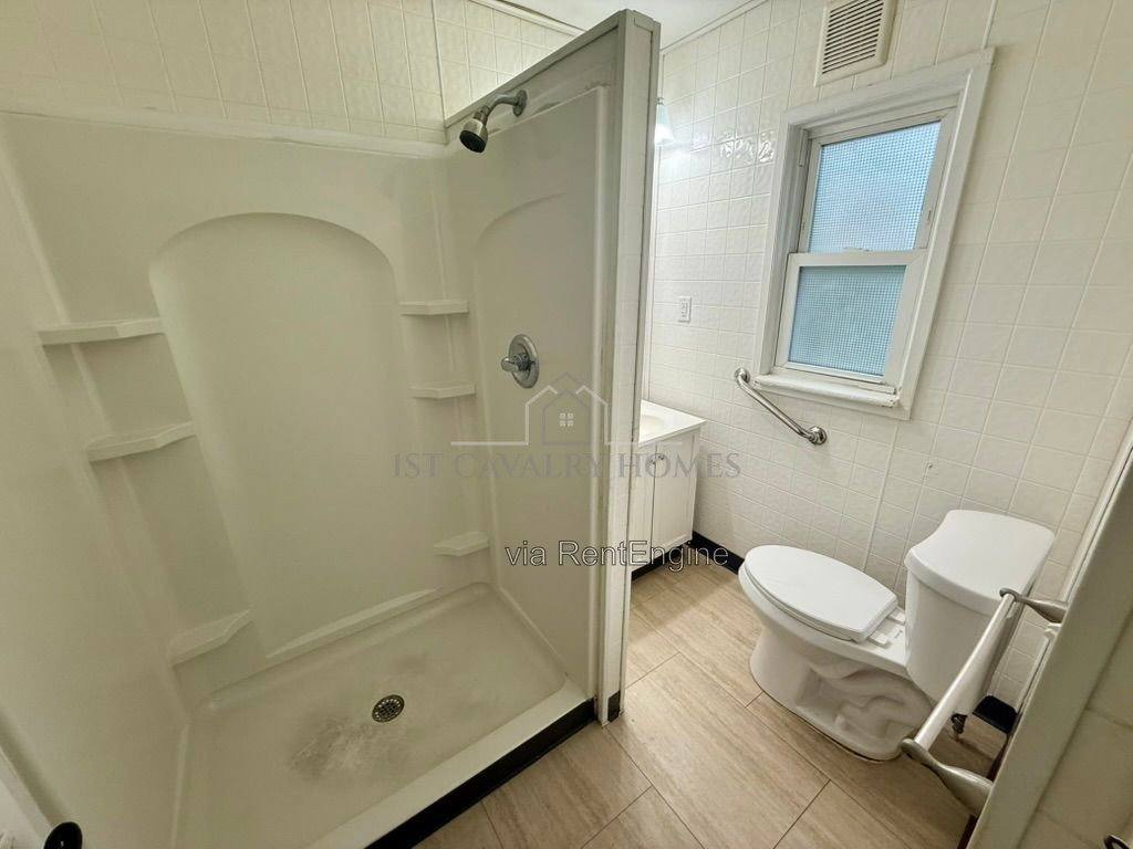 Apartment for rent at 1052 Yale St #3, Akron, OH 44301