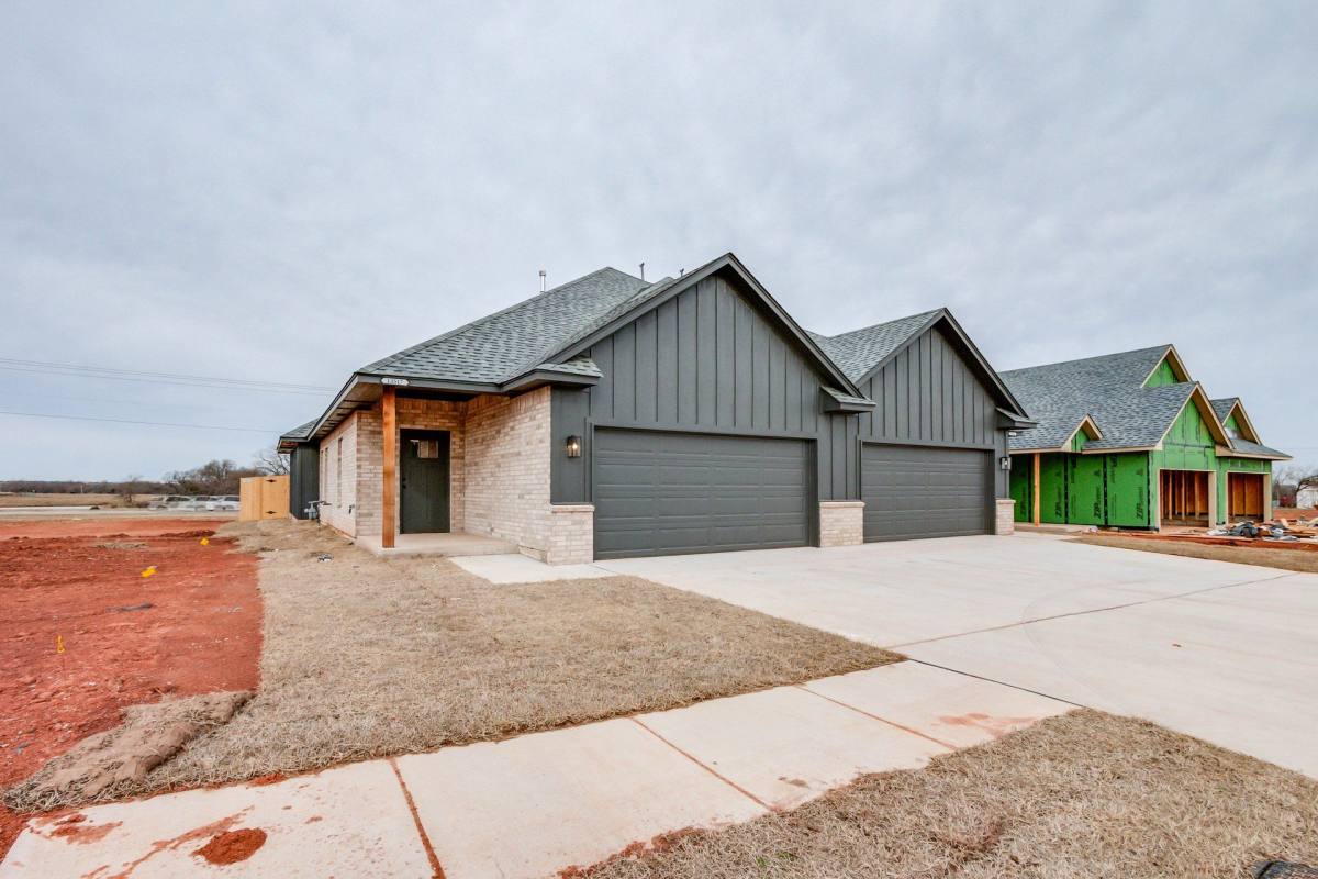 Apartment for rent at 13517 & 13521 Calli Court, Piedmont, OK 73078