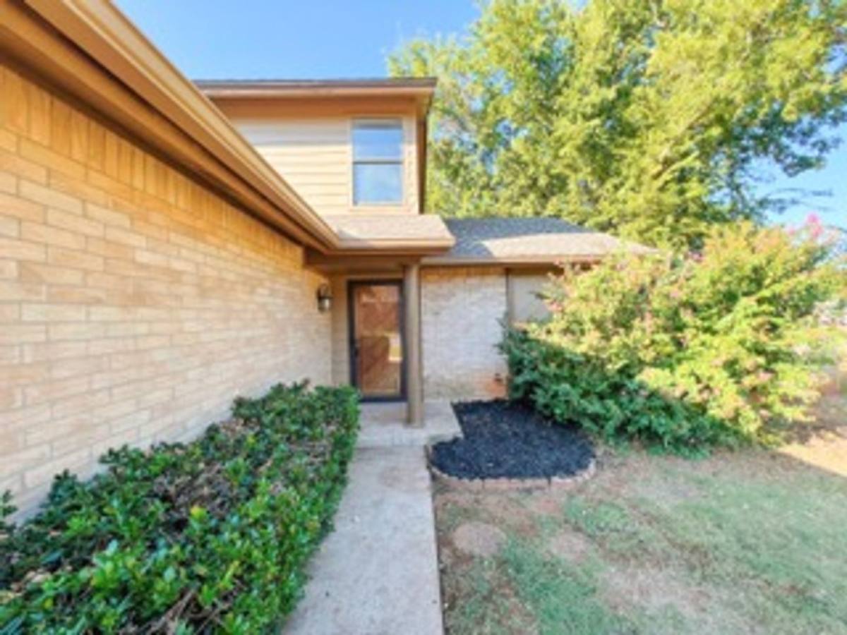 House for rent at 213 Woodbridge Circle, Edmond, OK 73012