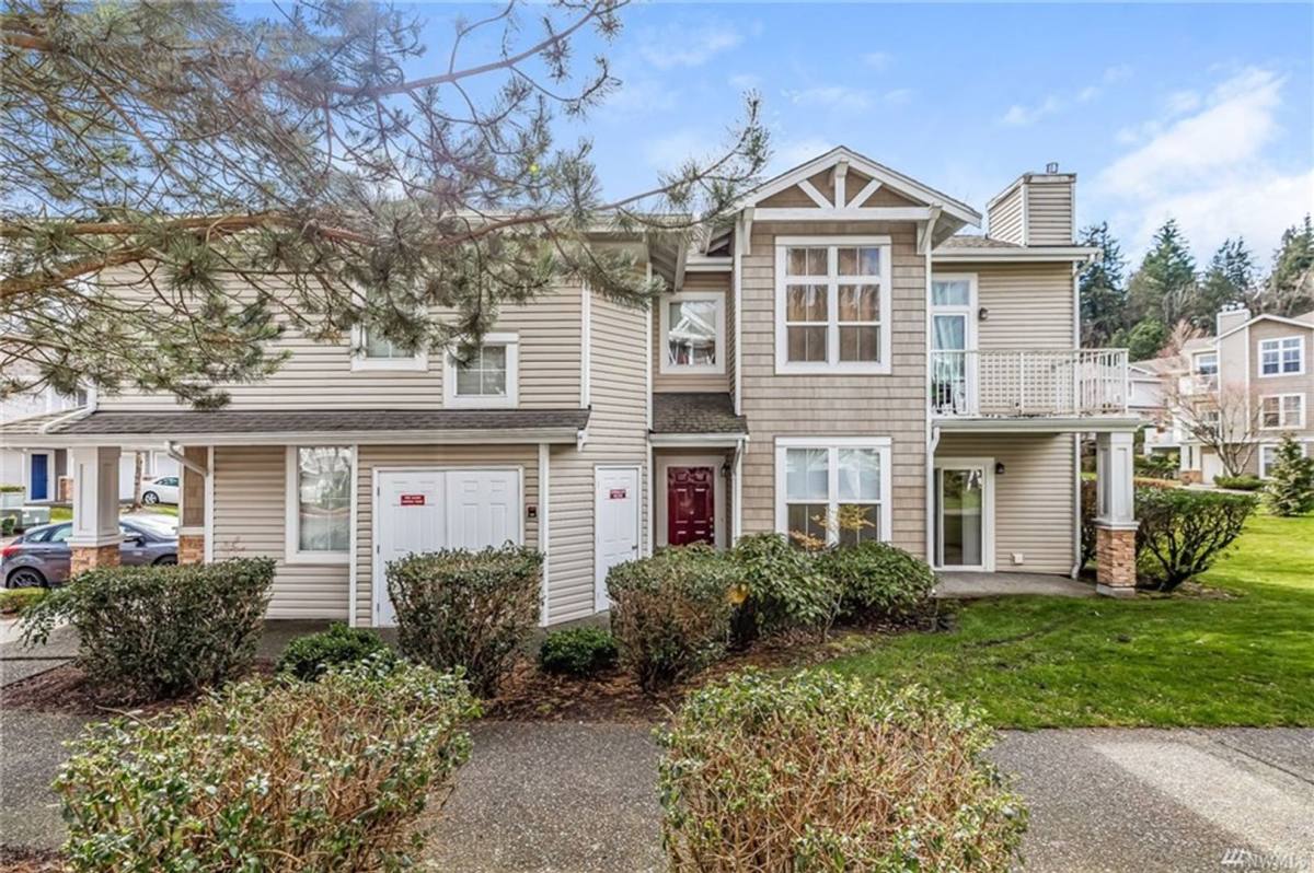 Condo for rent at 23790 SE Summerhill Lane, Issaquah, WA 98029