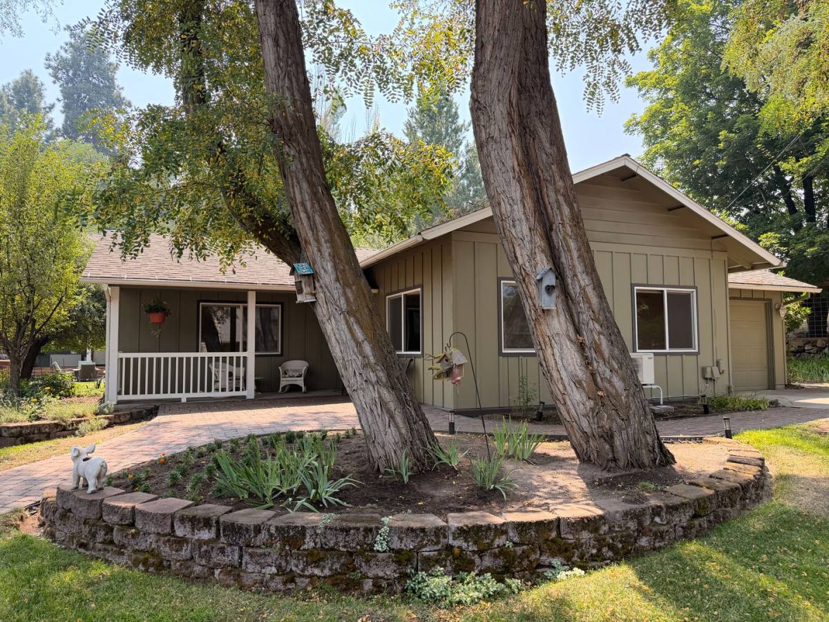 House for rent at 2551 NE Ravenwood Dr, Bend, OR 97701