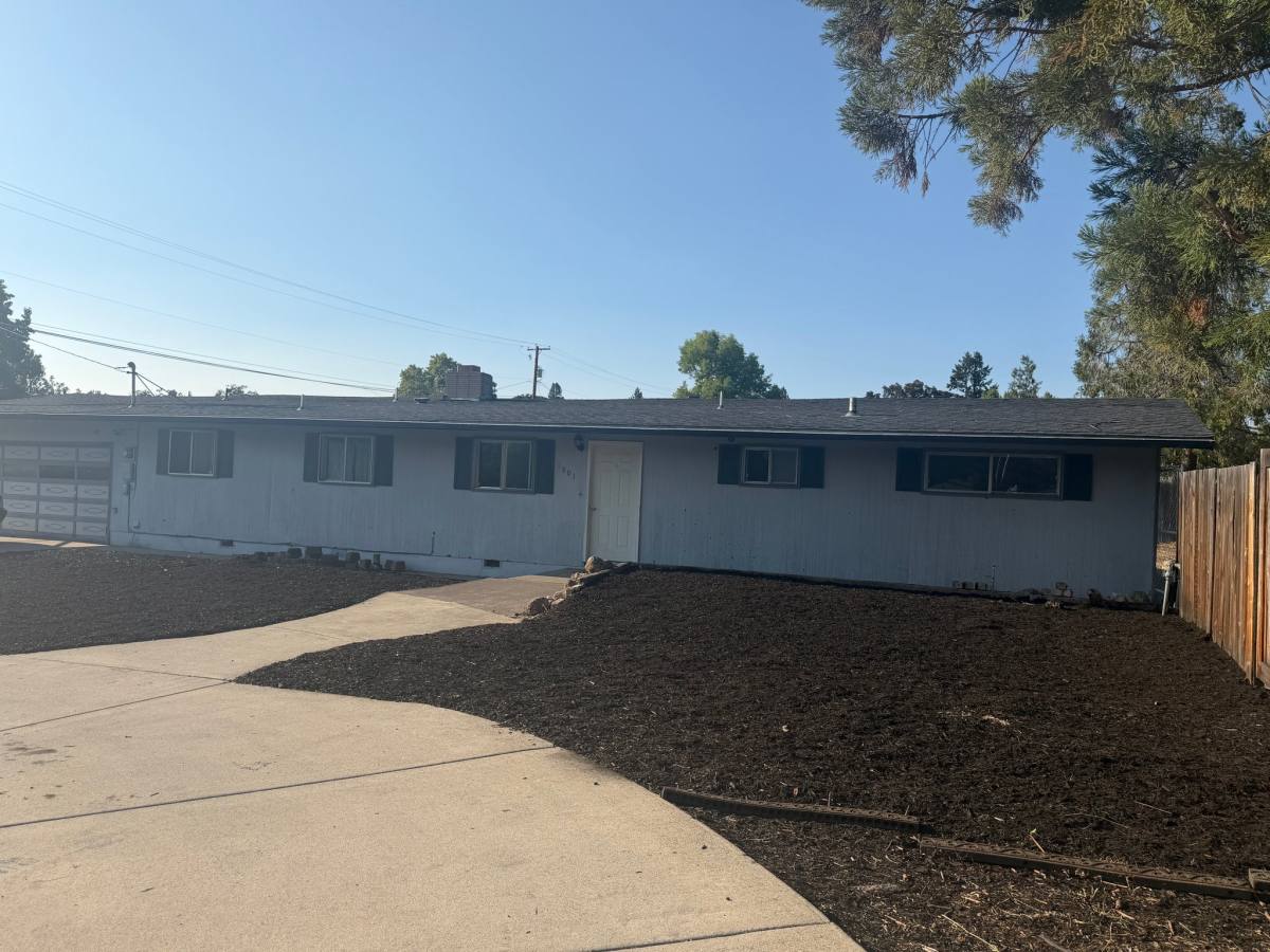 House for rent at 1801 Siskiyou Blvd, Medford, OR 97504