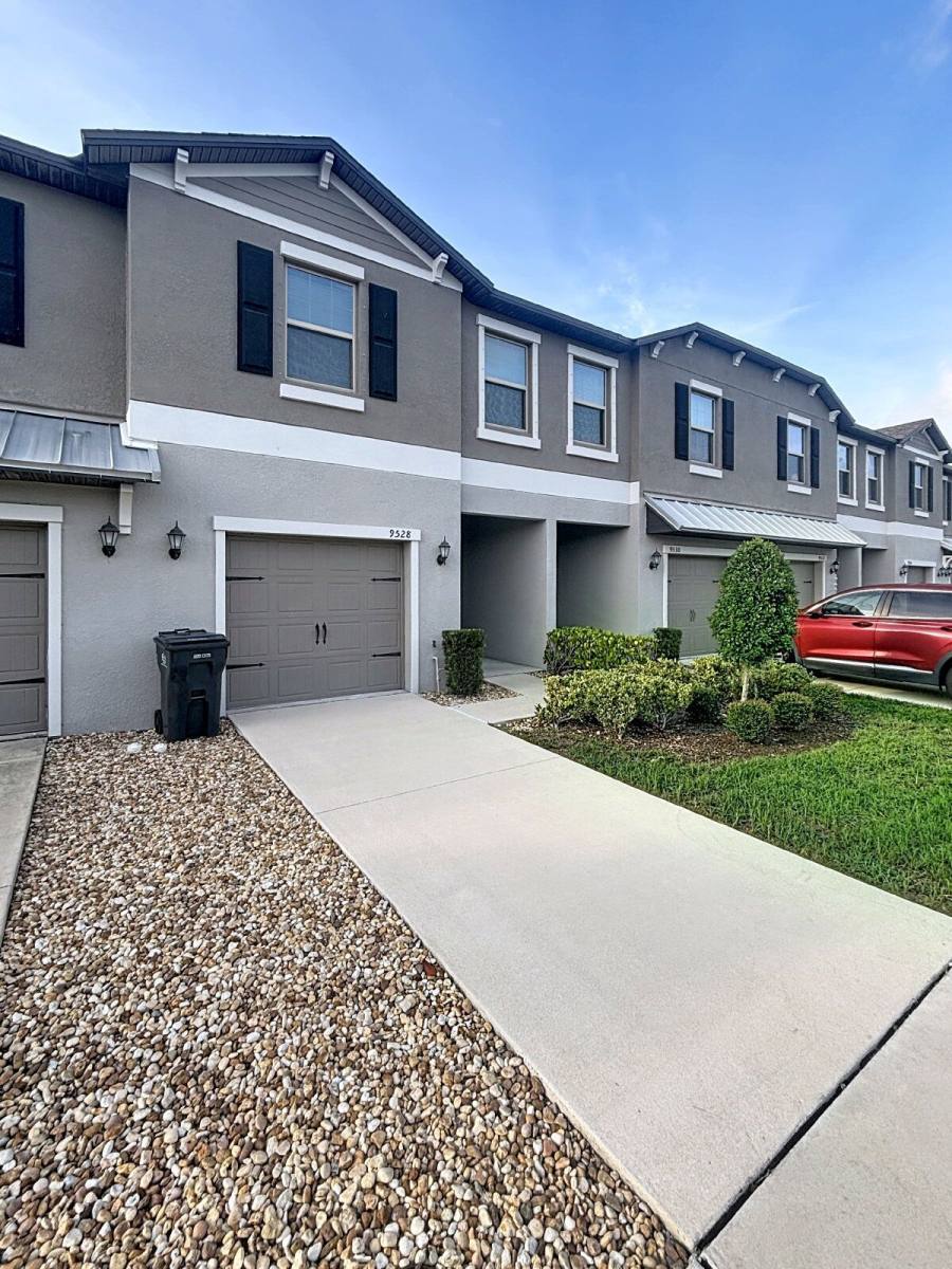 Townhouse for rent at 9528 Pembrooke Pines Dr, Sun City Center, FL 33573