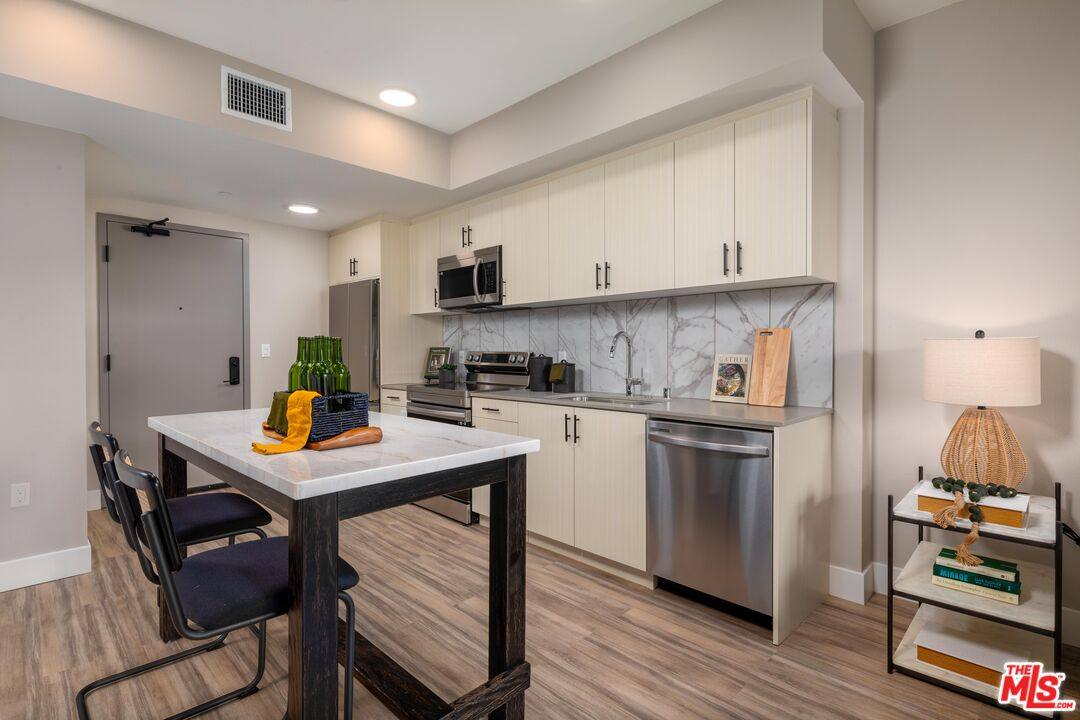 Apartment for rent at 201 N La Brea Ave #604, Inglewood, CA 90301
