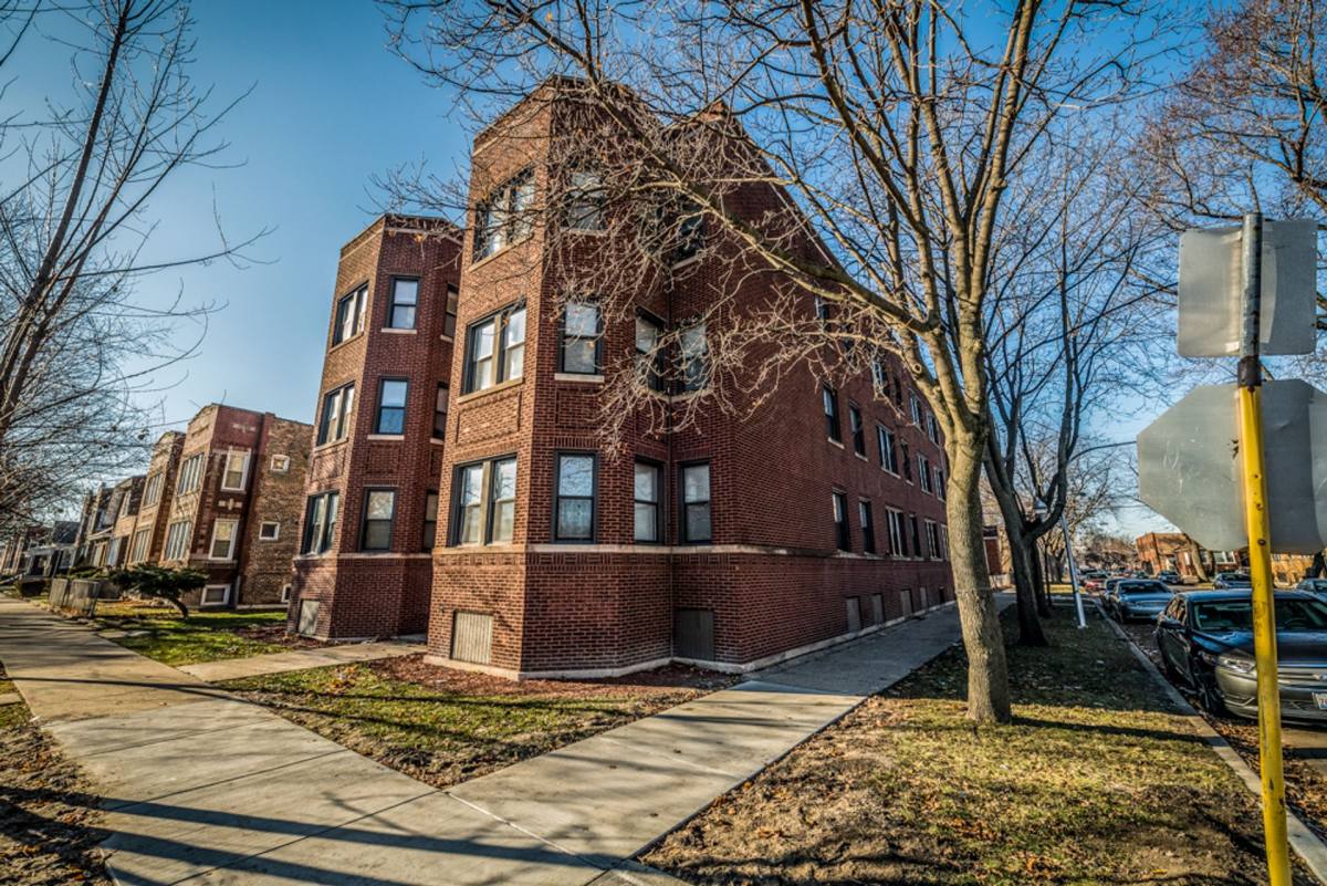 Apartment for rent at 6400 S Rockwell St, Chicago, IL 60629