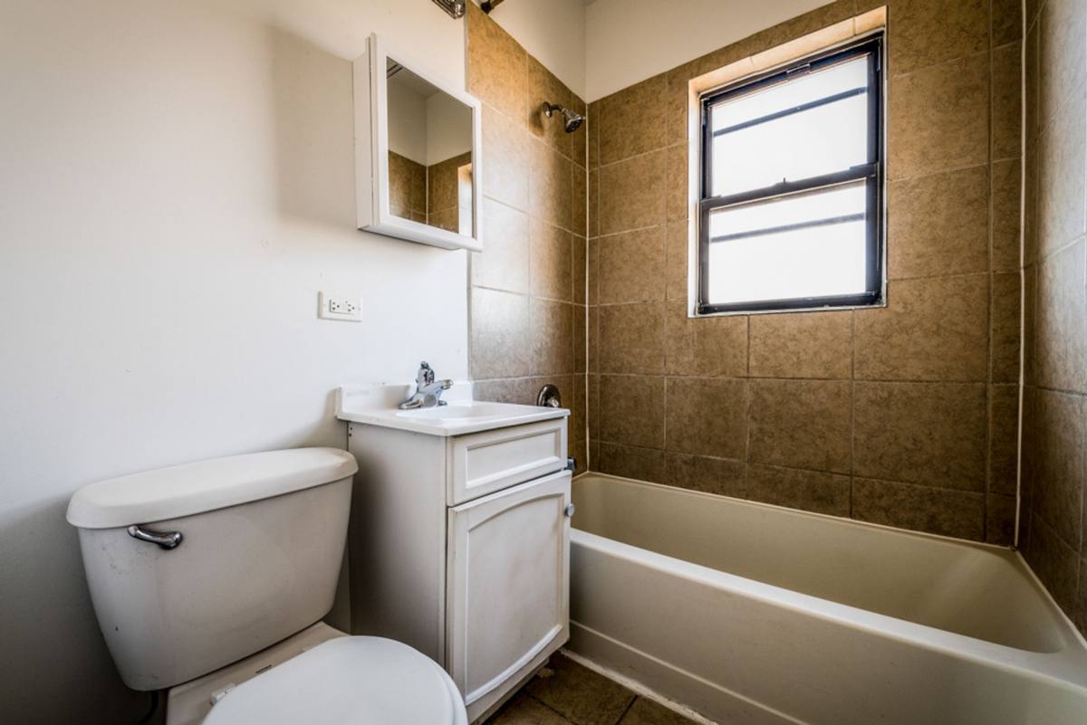Apartment for rent at 6400 S Rockwell St, Chicago, IL 60629