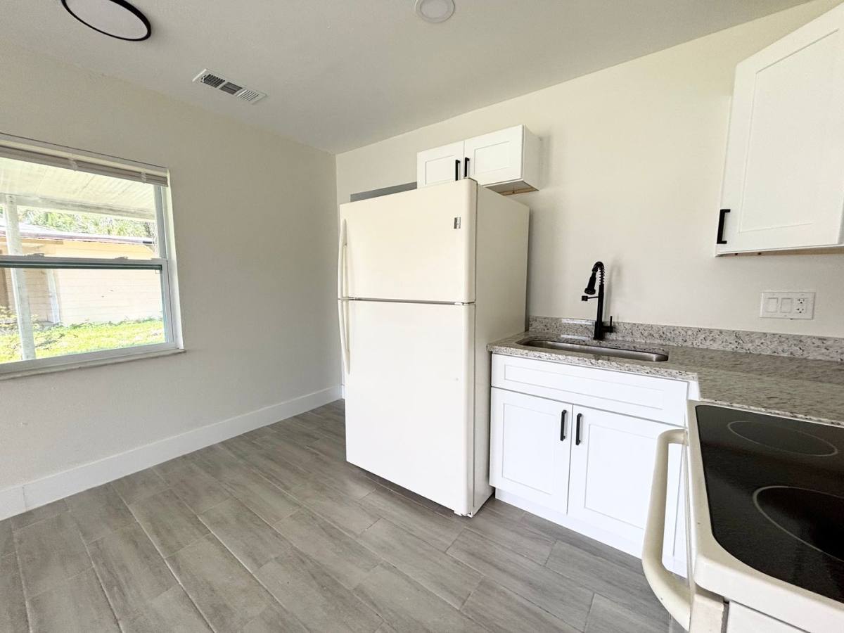 Apartment for rent at 559 561 Wood Ave, Fort Myers, FL 33905