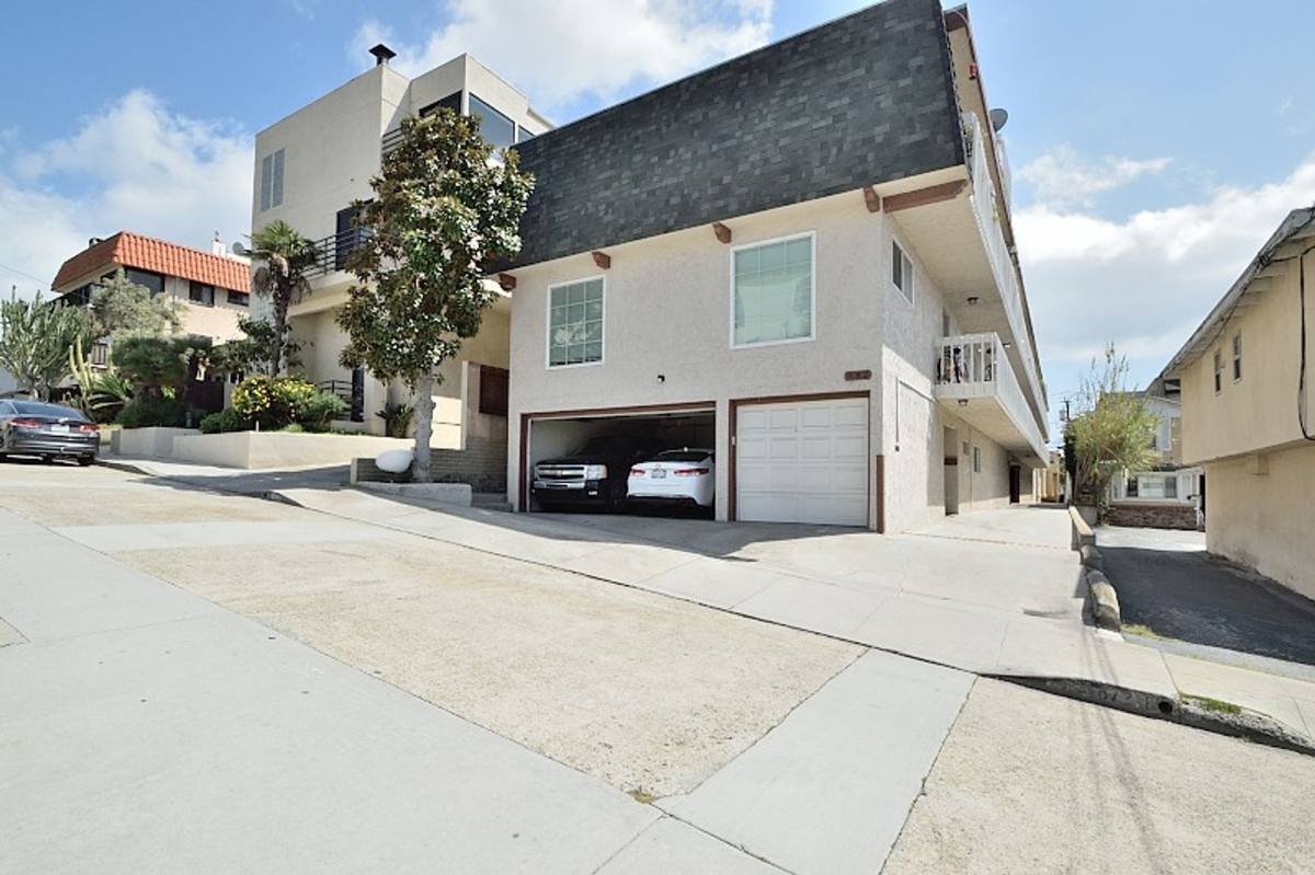 Apartment for rent at 682 4th St, Hermosa Beach, CA 90254
