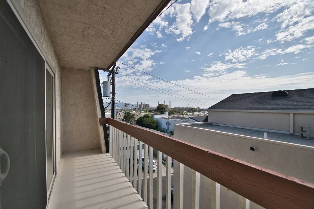 Apartment for rent at 682 4th St, Hermosa Beach, CA 90254