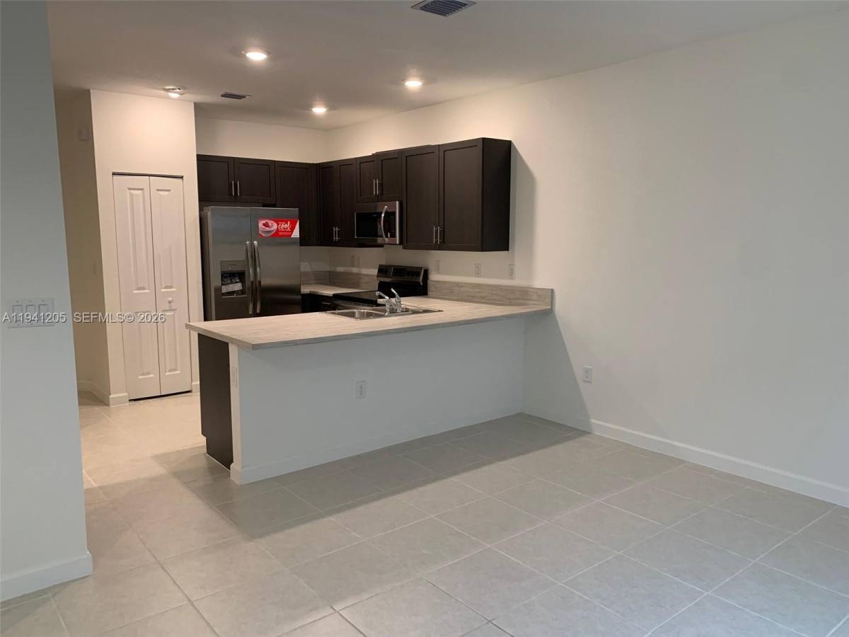 Townhouse for rent at 1271 SE 27th St, Homestead, FL 33035