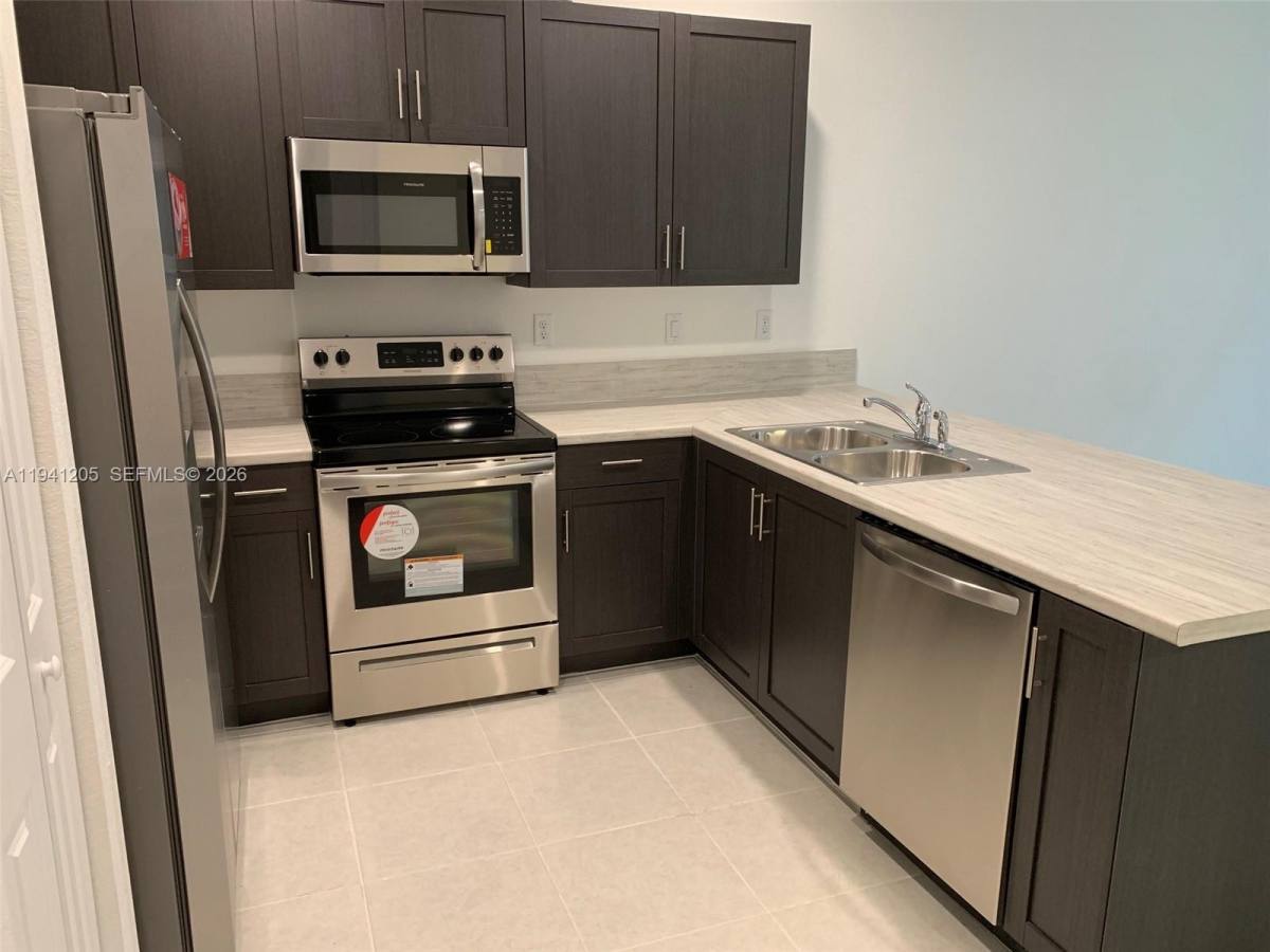 Townhouse for rent at 1271 SE 27th St, Homestead, FL 33035