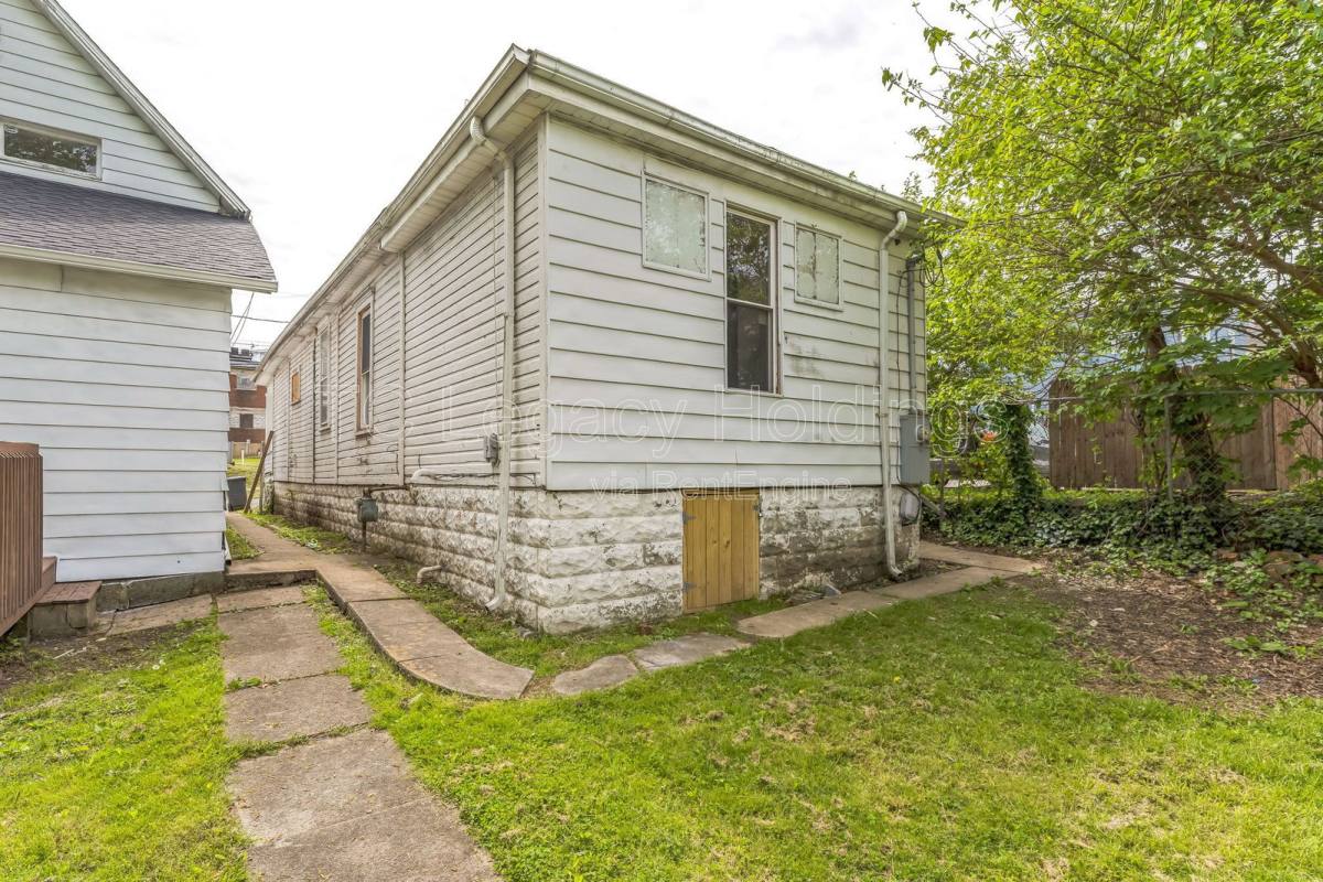 House for rent at 421 Walnut Ave, Fairmont, WV 26554