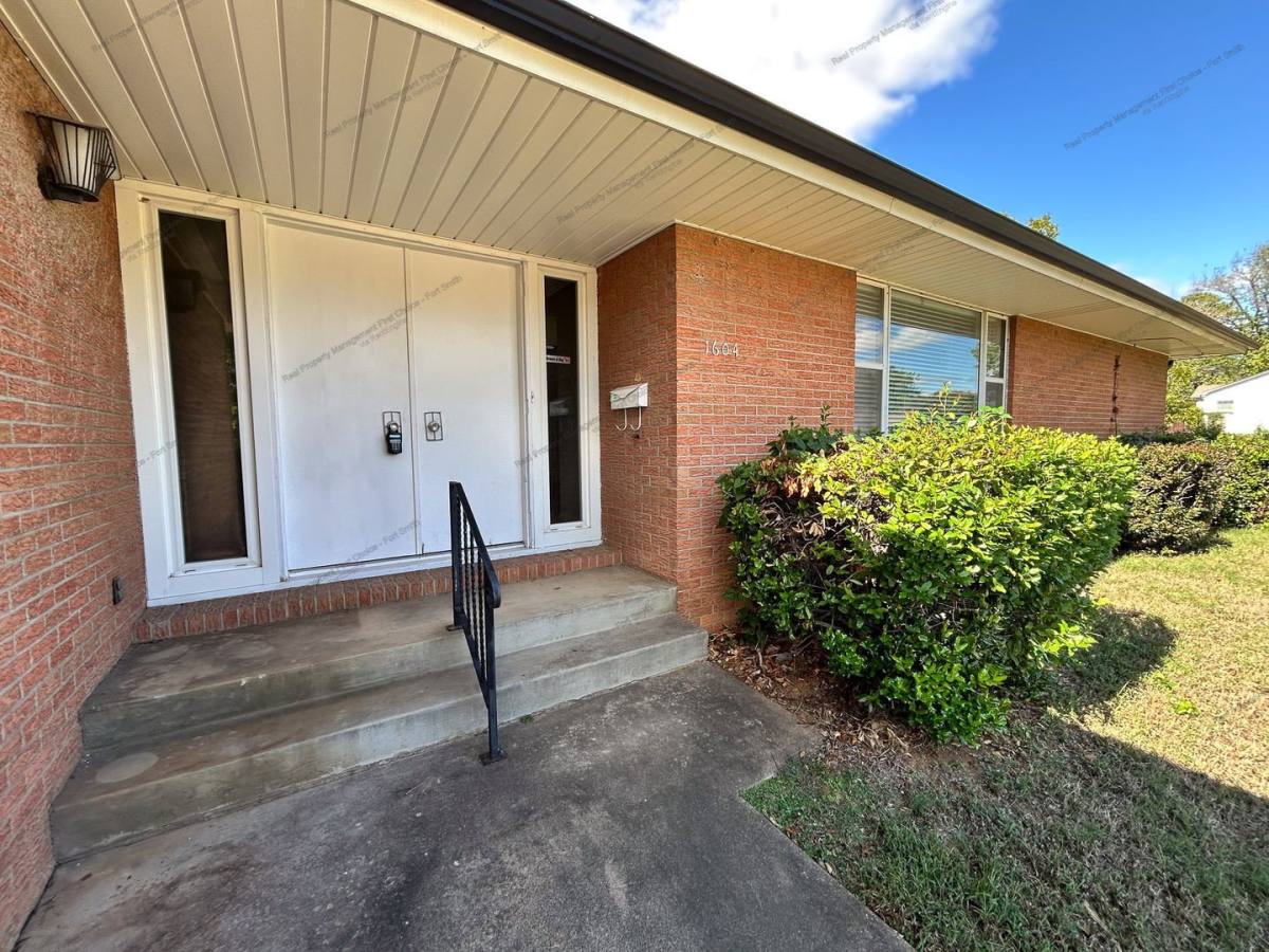 Apartment for rent at 1604 S 25th St, Fort Smith, AR 72901