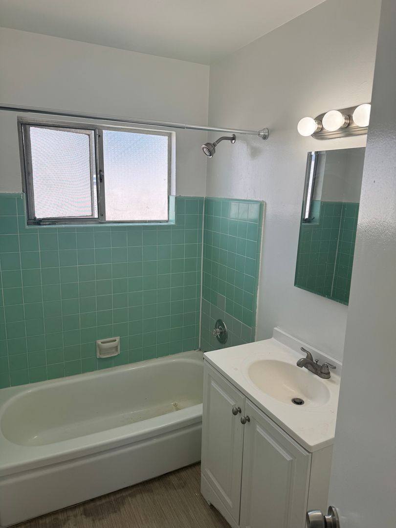 Apartment for rent at 3111 Colorado Ave, Santa Monica, CA 90404