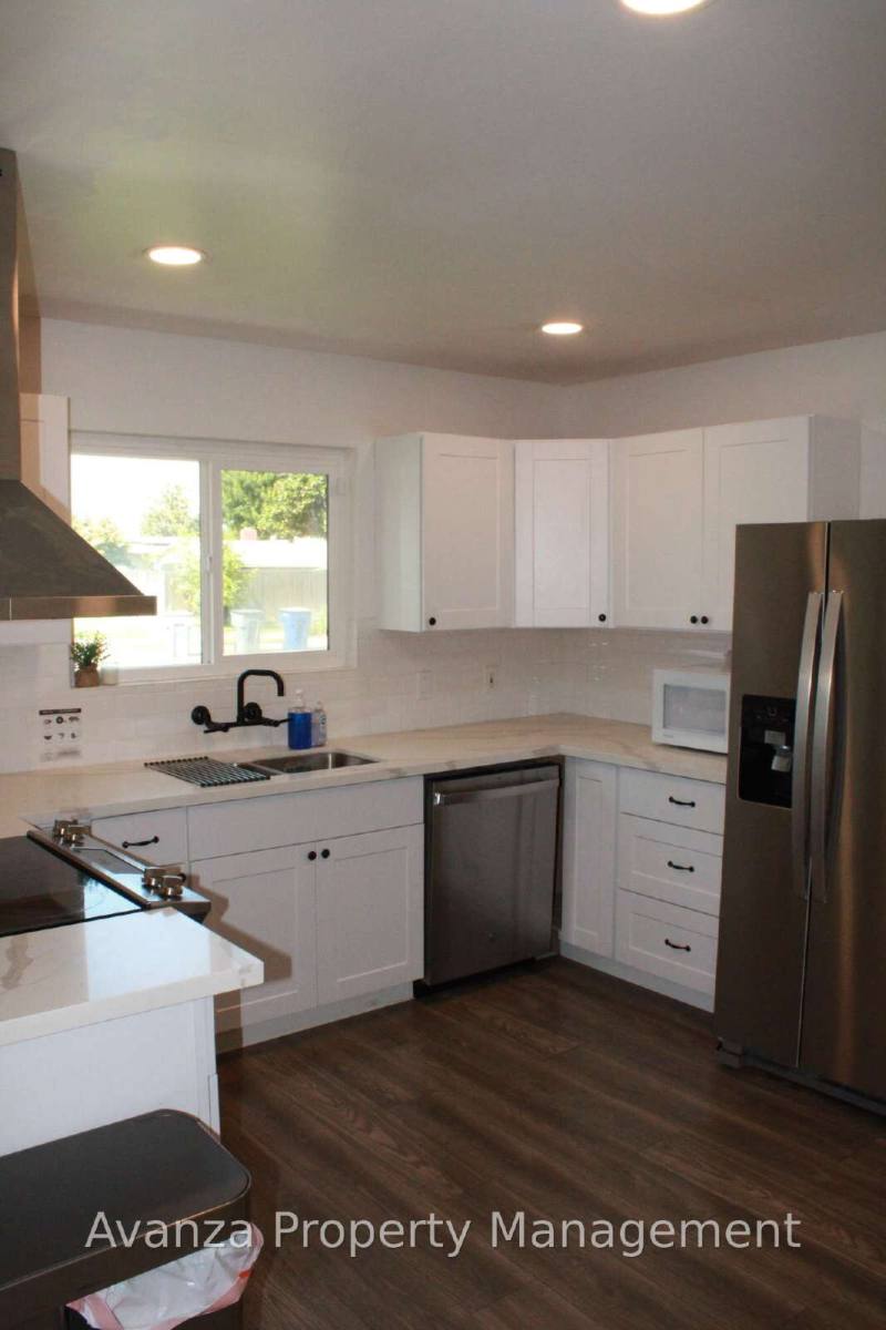 House for rent at 725 W Rialto Ave, Fresno, CA 93705