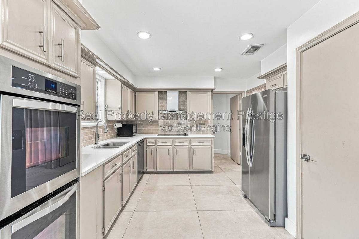 House for rent at 1135 Trowbridge Dr, Houston, TX 77062