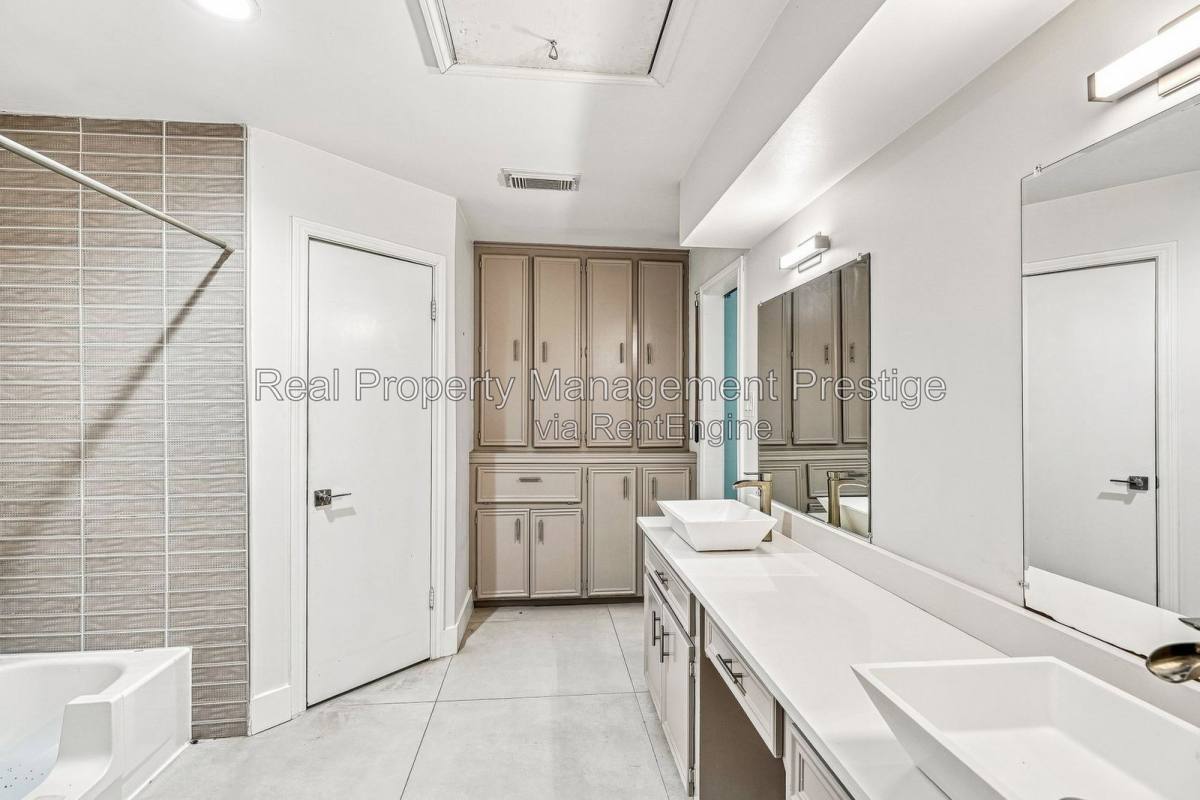 House for rent at 1135 Trowbridge Dr, Houston, TX 77062