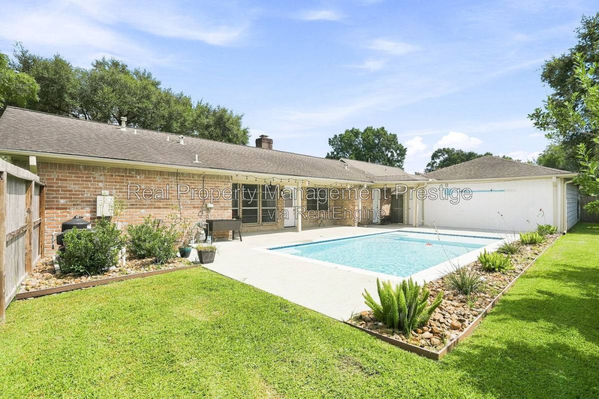 House for rent at 1135 Trowbridge Dr, Houston, TX 77062