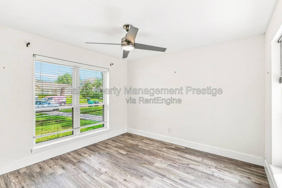 House for rent at 1135 Trowbridge Dr, Houston, TX 77062
