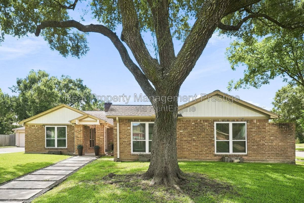 House for rent at 1135 Trowbridge Dr, Houston, TX 77062