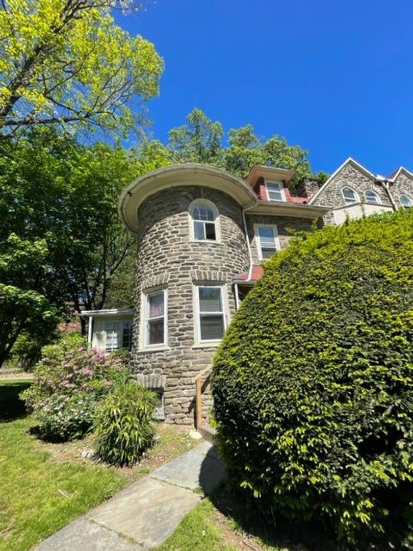 Apartment for rent at 6500 Lincoln Dr, Philadelphia, PA 19119
