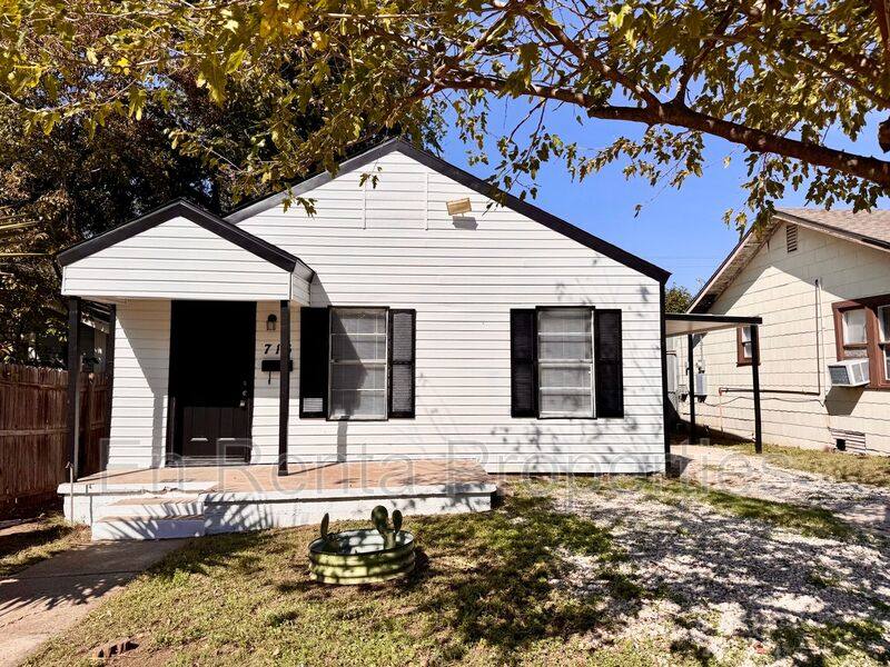House for rent at 716 W Broadus Ave, Fort Worth, TX 76115