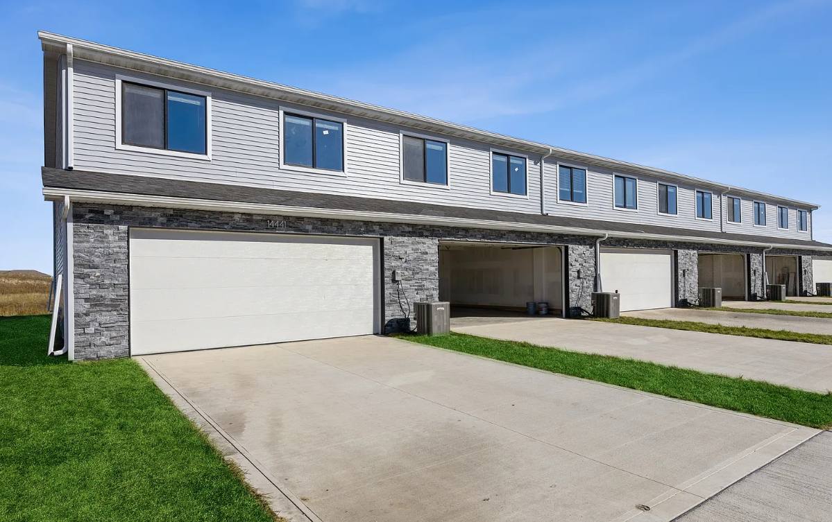Townhouse for rent at 14405 Springbrook Trail #1, Urbandale, IA 50323