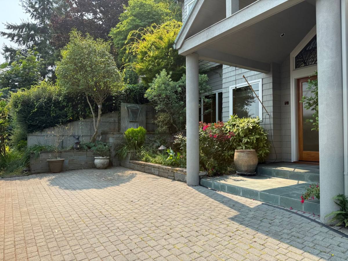 House for rent at 7275 N Mercer Way, Mercer Island, WA 98040