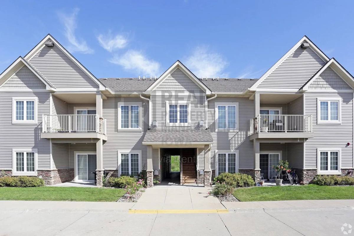 Condo for rent at 14105 Airline Ave #4, Urbandale, IA 50323