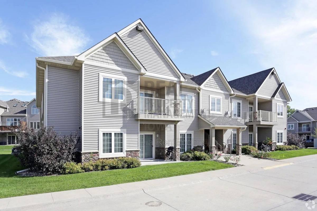 Condo for rent at 14105 Airline Ave #4, Urbandale, IA 50323