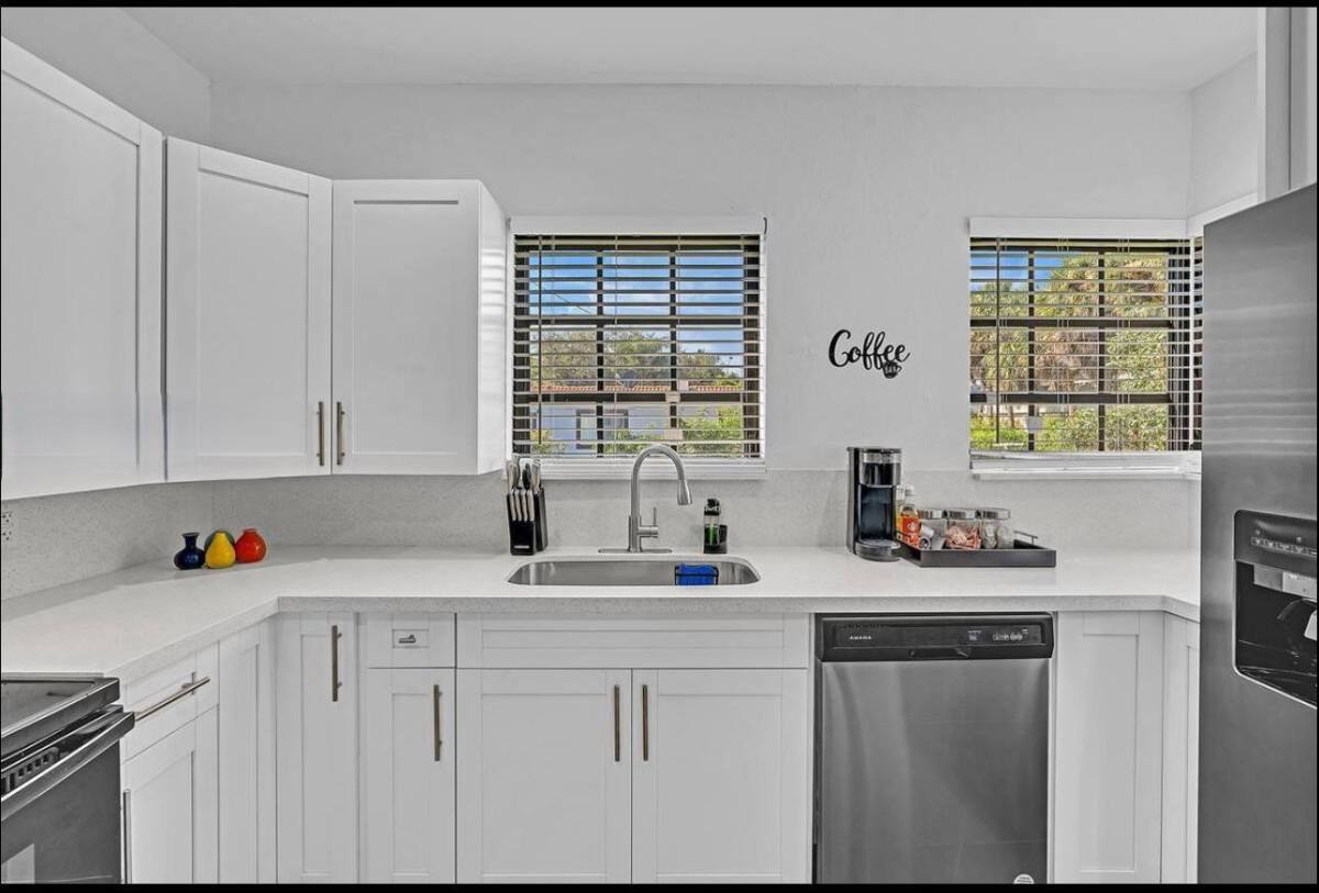 860 NW 17th Court, Miami, FL 33125 - House for Rent - Image 2