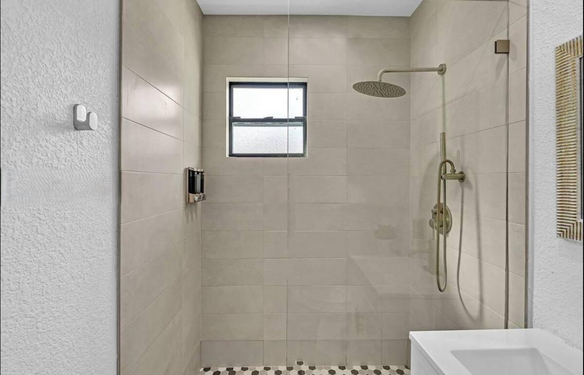 860 NW 17th Court, Miami, FL 33125 - House for Rent - Image 4