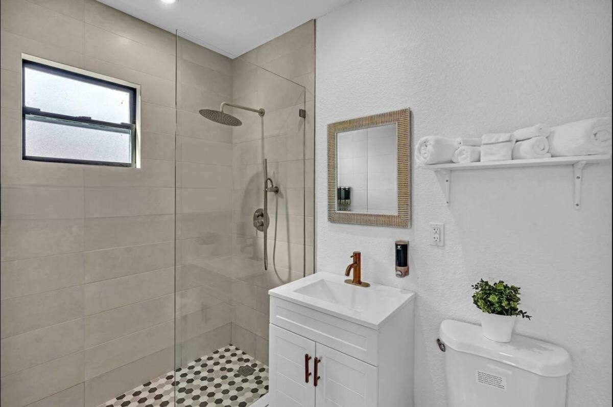 860 NW 17th Court, Miami, FL 33125 - House for Rent - Image 5