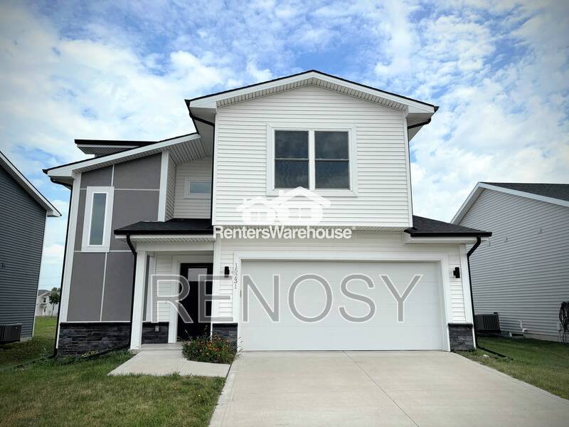 House for rent at 15231 Deerview Dr, Urbandale, IA 50323