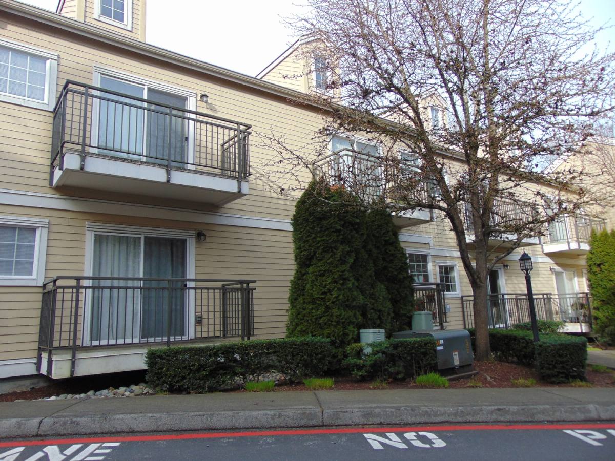 Townhouse for rent at 1800 NE 40th St, Renton, WA 98056
