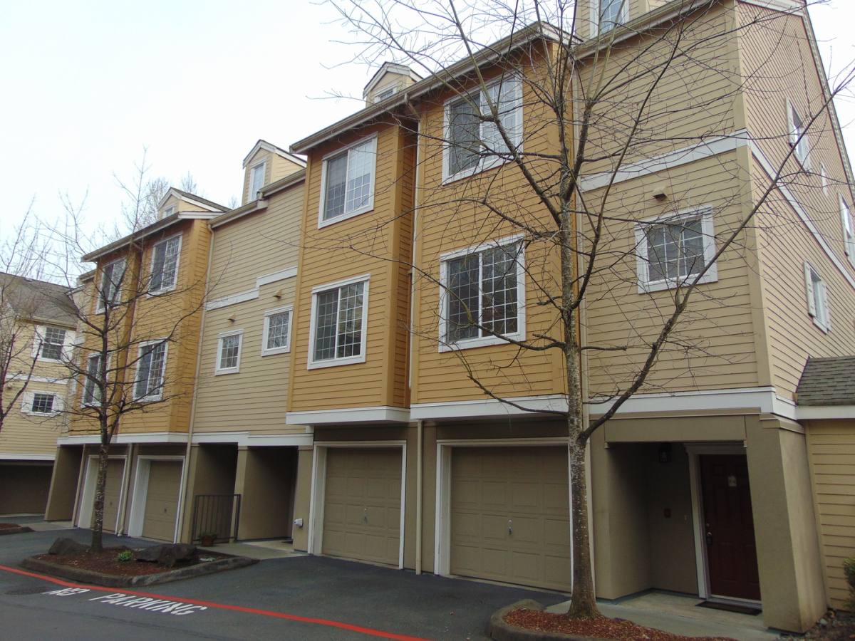 Townhouse for rent at 1800 NE 40th St, Renton, WA 98056