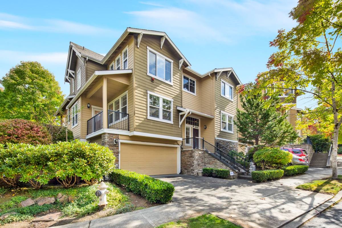Townhouse for rent at 1904 16th Lane NE, Issaquah, WA 98029